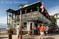 Lahaina. Su hermoso distrito histórico ha sido nombrado Hito Histórico Nacional gracias a la gran cantidad de edificios restaurados pertenecientes al siglo XIX. Maui